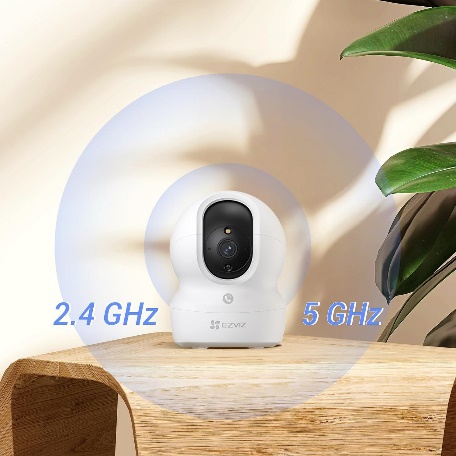 EZVIZ H6 Kamera auf einem Holztisch