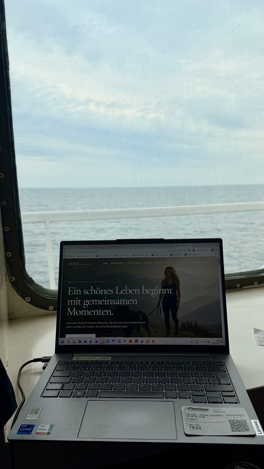 Arbeiten mit Blick auf die Ostsee während der Überfahrt