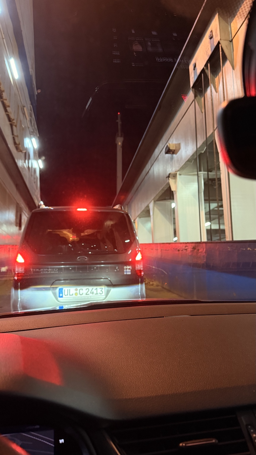 Auffahrt auf die Finnlines Fähre mit Auto und Hund